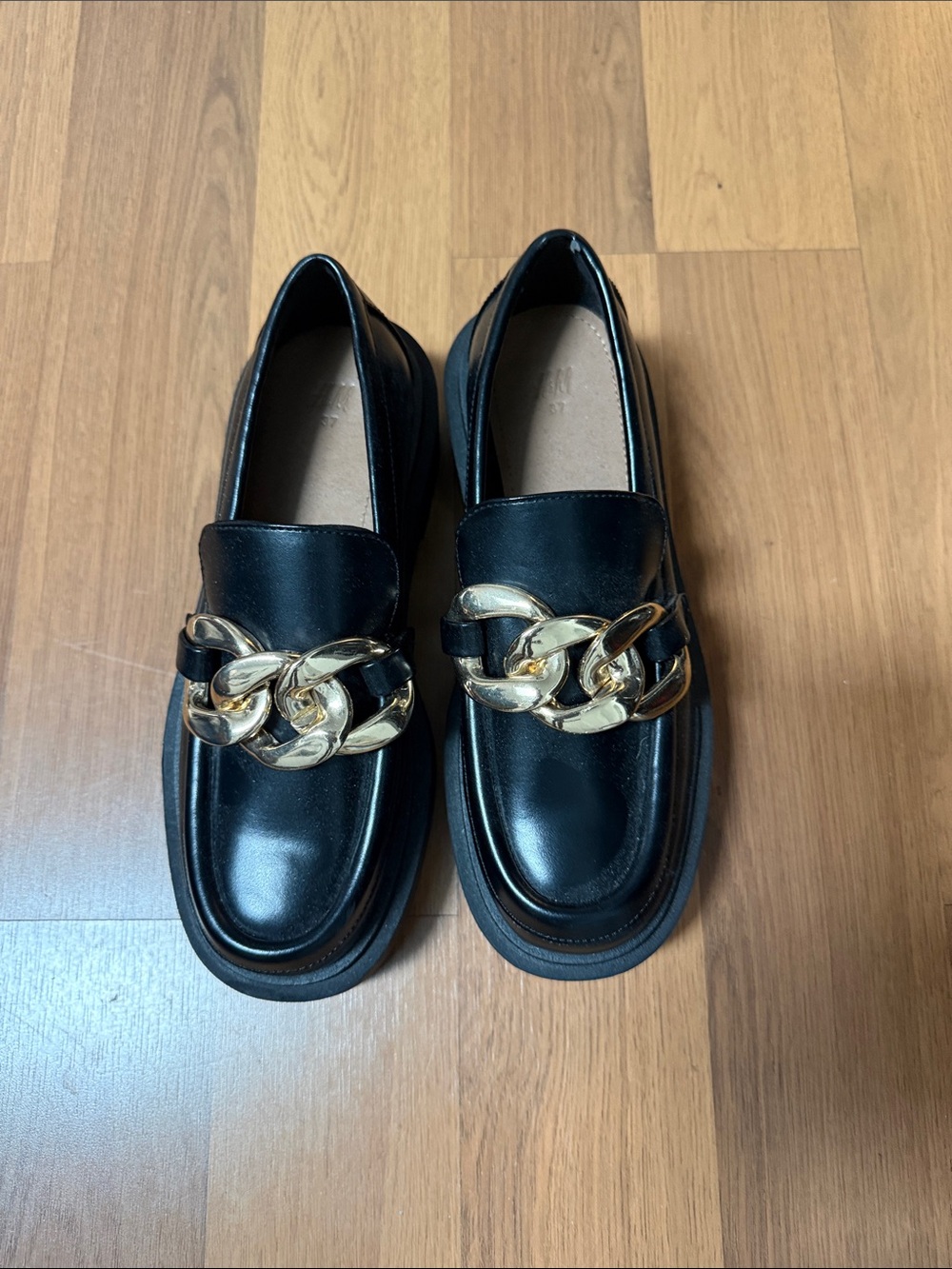 H&M Black and Gold Flats Modern Design